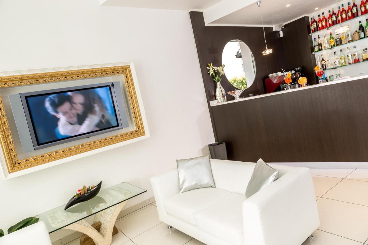 לידו די ג'סולו Hotel & Aparthotel Carinthia S מראה חיצוני תמונה