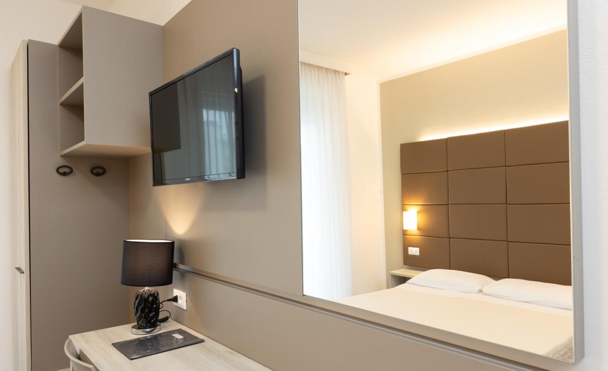 לידו די ג'סולו Hotel & Aparthotel Carinthia S מראה חיצוני תמונה